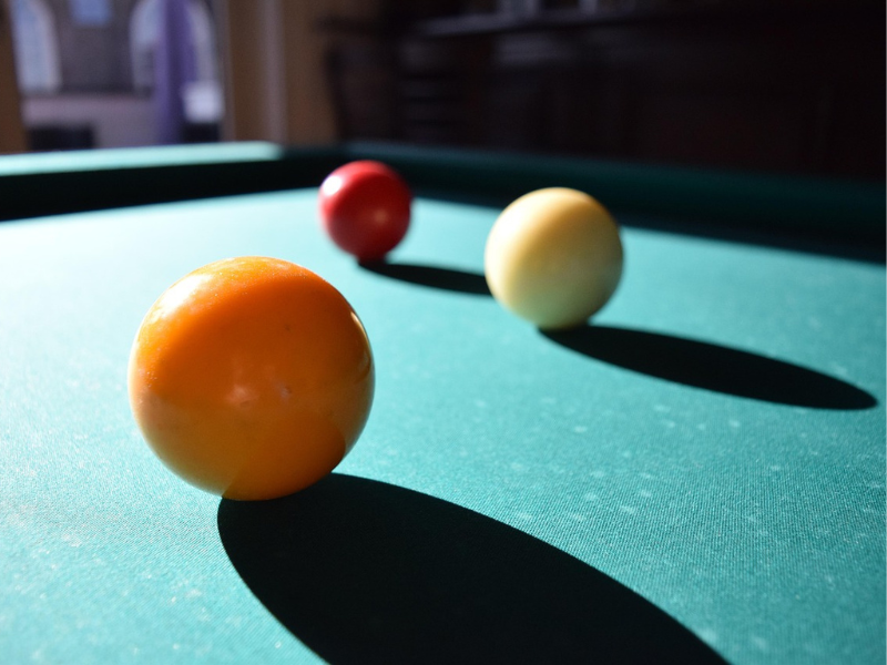 A red and yellow English pool ball