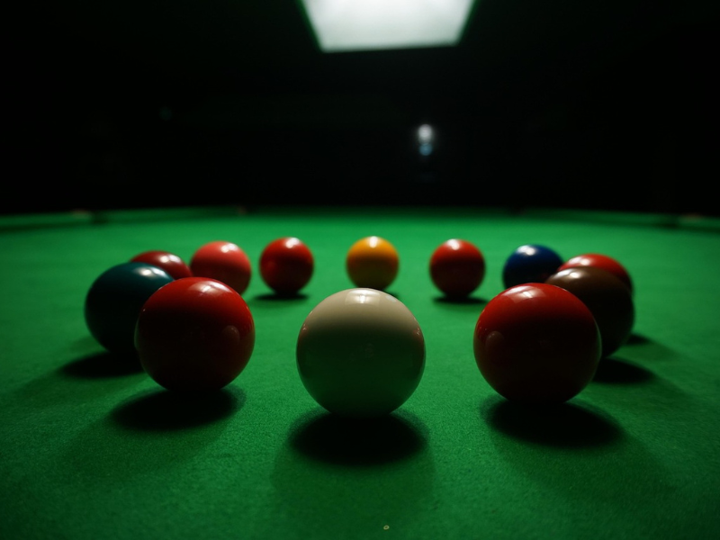 A white ball surrounded by red snooker balls